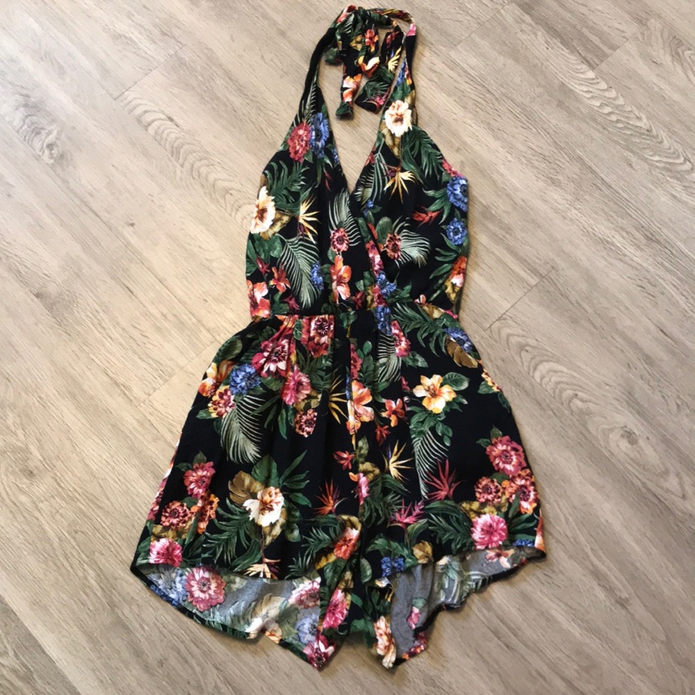 ✨NWOT Tropical open back halter romper W/ POCKETS